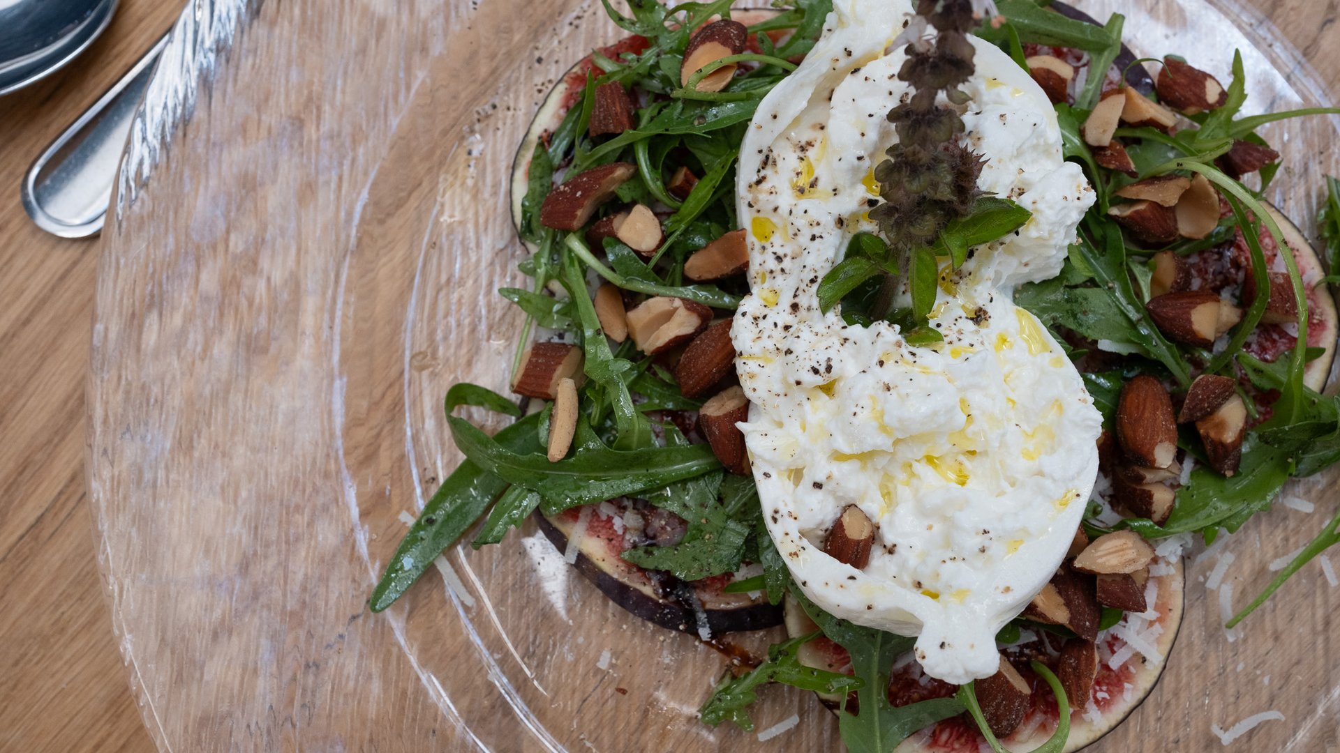 Inn & Restaurant in Parsberg serving regional cuisine Salad with burrata, arugula, almonds and sliced figs