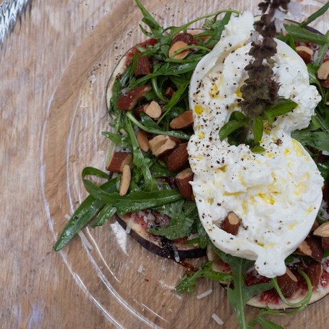 Inn & Restaurant in Parsberg serving regional cuisine Salad with burrata, arugula, almonds and sliced figs