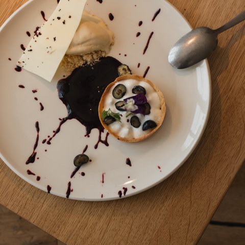 Restaurant in Parsberg: Enjoy gourmet Dessert plate with fruit tart, vanilla ice cream, and chocolate sauce
