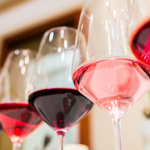 Gasthof & Restaurant in Parsberg mit regionaler Küche Nahaufnahme von mehreren Weingläsern mit Rot- und Roséwein
