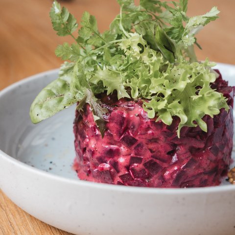 Gasthof & Restaurant in Parsberg mit regionaler Küche Rote Rote-Bete-Salat mit frischen grünen Blättern auf weißem Teller