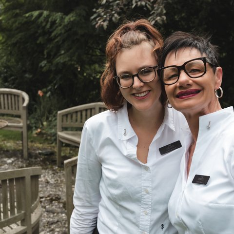 Gasthof & Restaurant in Parsberg mit regionaler Küche Zwei lächelnde Frauen in weißen Uniformen mit Namensschildern im Garten