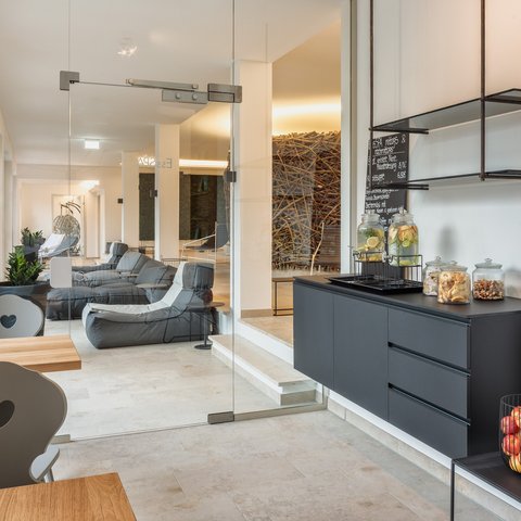 Home Moderner Ruheraum mit gemütlichen Sesseln und gesundem Snackbereich