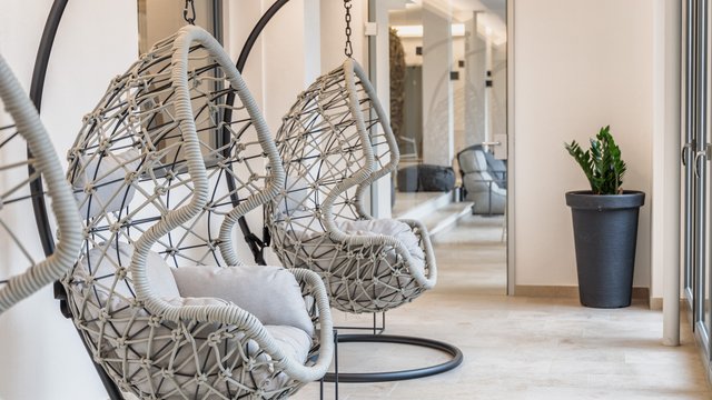 Home Moderne Hängesessel mit Kissen in einem hellen, minimalistischen Raum