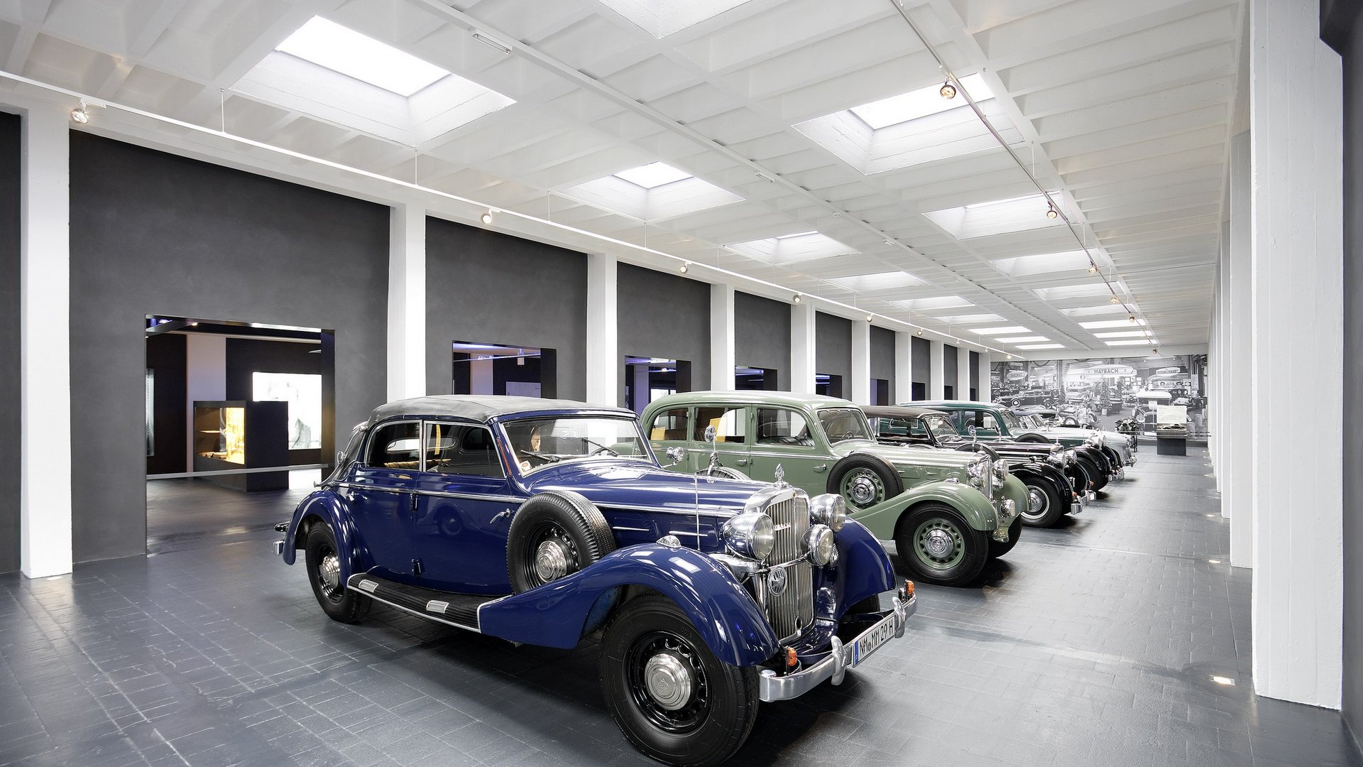 Hotels in Regensburg and its surroundings: culturally rich! Row of classic vintage cars in a museum with white interior