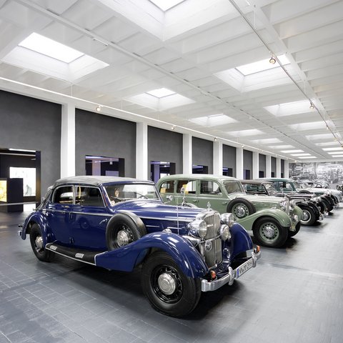 Hotels in Regensburg and its surroundings: culturally rich! Row of classic vintage cars in a museum with white interior