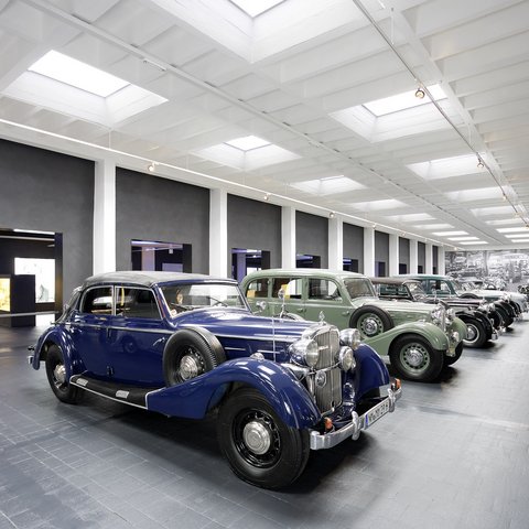 Hotels in Regensburg and its surroundings: culturally rich! Row of classic vintage cars in a museum with white interior