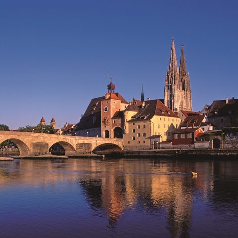 Hotels in Regensburg and its surroundings: culturally rich! View of Regensburg with stone bridge and cathedral at sunset