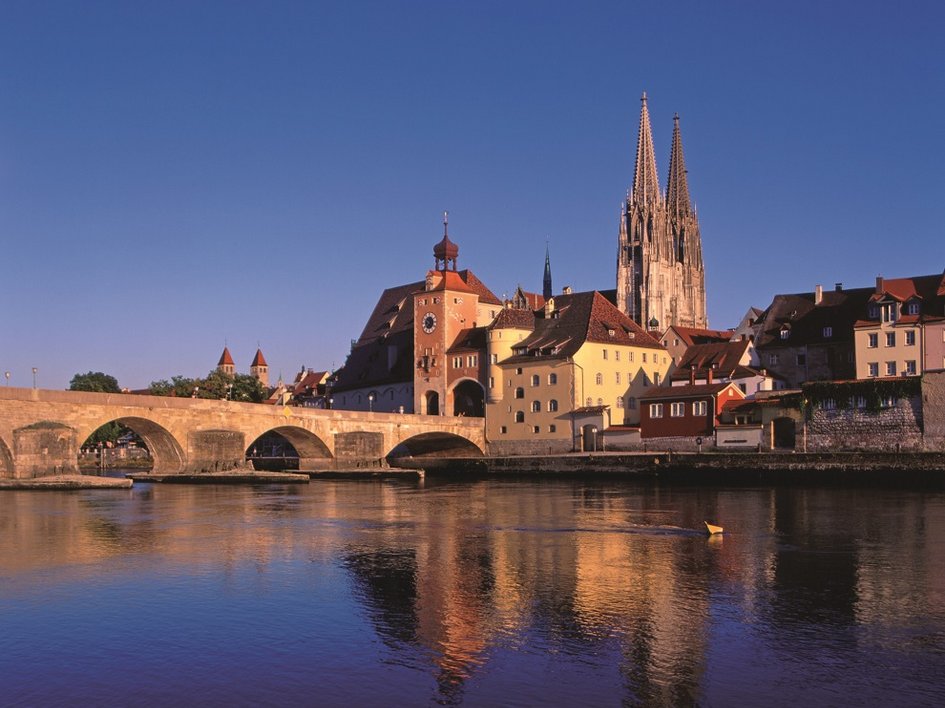 Hotels in Regensburg and its surroundings: culturally rich! View of Regensburg with stone bridge and cathedral at sunset