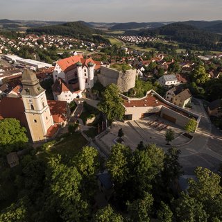 Gasthof & Restaurant in Parsberg mit regionaler Küche Luftaufnahme von Schloss und Stadt in grüner Hügellandschaft