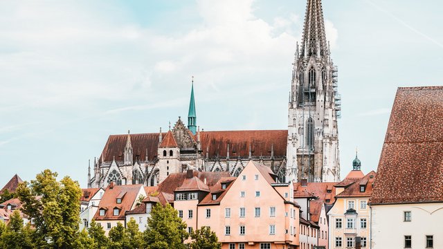 Home Regensburg Skyline mit Dom und historischen Gebäuden am Fluss bei Tageslicht