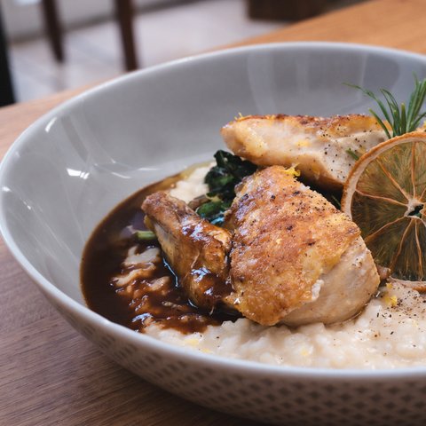 Gasthof & Restaurant in Parsberg mit regionaler Küche Gebratenes Hähnchen mit Sauce und Reis in weißer Schüssel