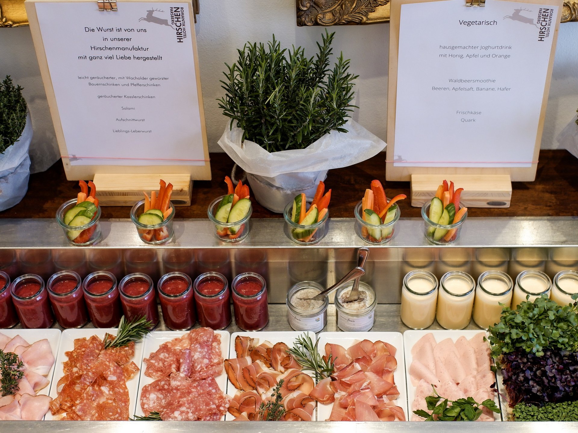 Wellnesshotel Parsberg – Romantik Hotel Hirschen Buffet mit Wurst, vegetarischen Snacks, Gemüsesticks und Fruchtjoghurt im Hotel Hirsch