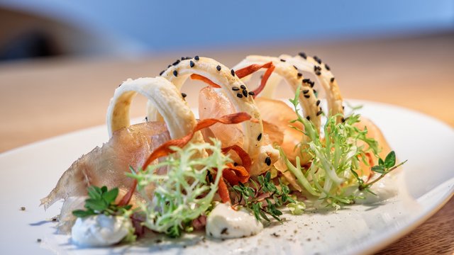 Gasthof & Restaurant in Parsberg mit regionaler Küche Fein angerichtete Vorspeise mit Schwarzkümmelringen, Schinken und frischen Kräutern