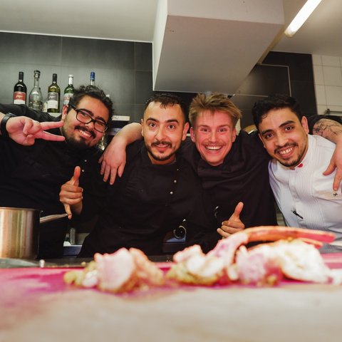 Gasthof & Restaurant in Parsberg mit regionaler Küche Vier lächelnde Köche im Restaurantküche posieren zusammen