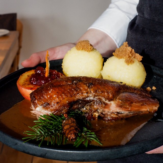Home Servierteller mit gebratenem Fleisch, Kartoffelknödeln und Apfel mit Preiselbeeren