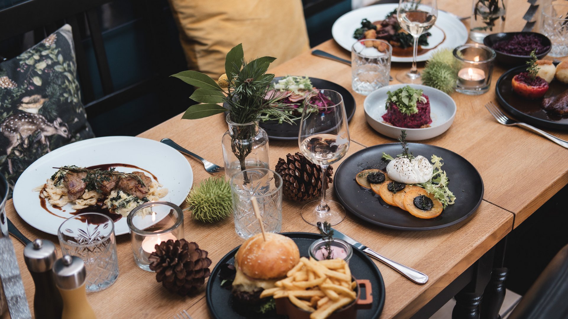 Home Gedeckter Esstisch mit verschiedenen Gerichten und Getränken in elegantem Ambiente