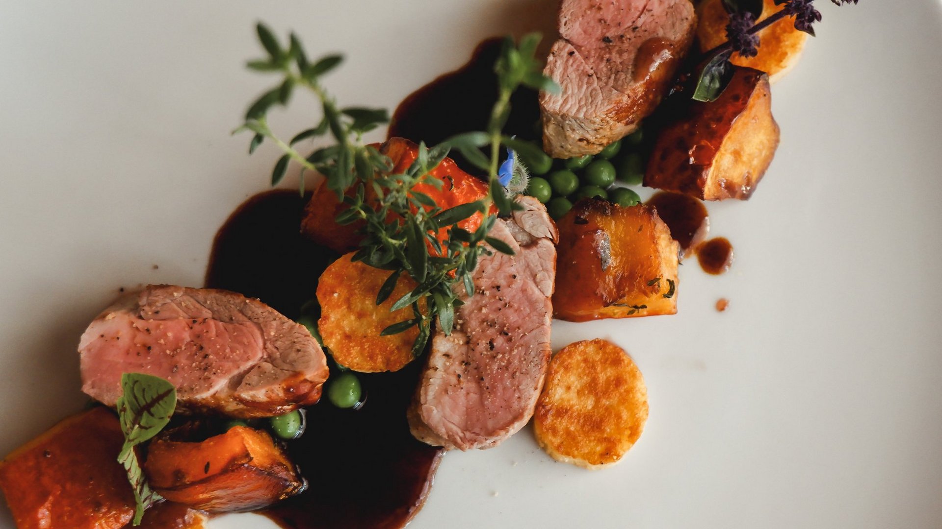 Home Gourmetgericht mit Lamm, Süßkartoffeln, Erbsen und Kräutersauce