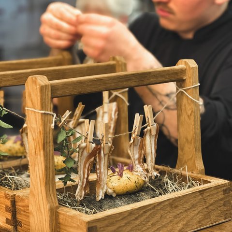 Restaurant in Parsberg: Enjoy gourmet Man decorates dishes using wooden frame and clothespins