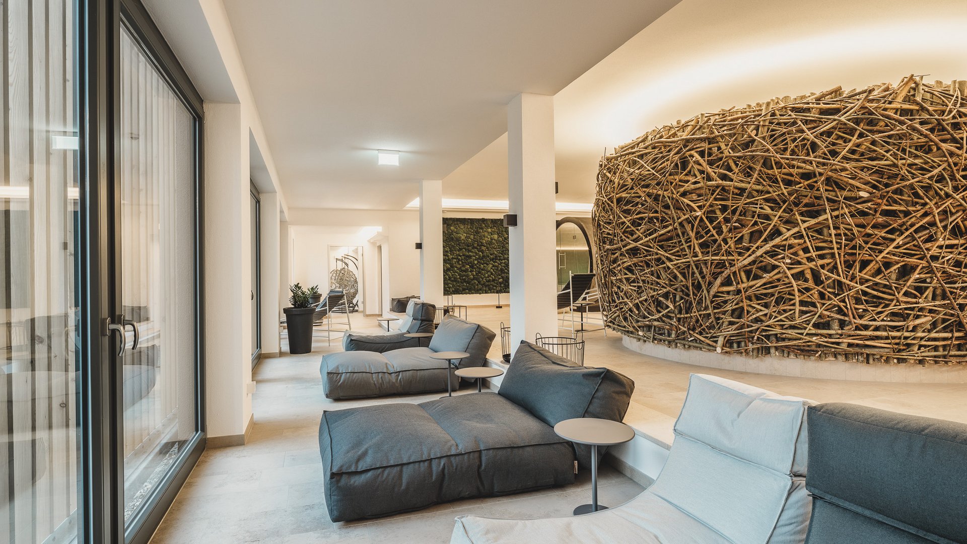 Home Moderne Lounge mit Sitzsäcken und großer Dekoration aus verzweigten Holzästen