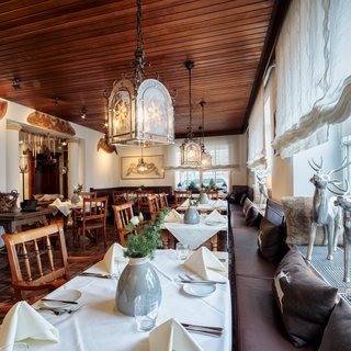 Hotels in Regensburg and its surroundings: culturally rich! Cozy restaurant with wooden furniture and decorative deer by the window
