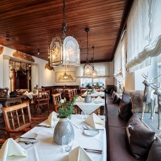 Hotels in Regensburg and its surroundings: culturally rich! Cozy restaurant with wooden furniture and decorative deer by the window