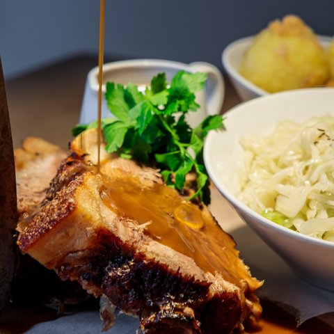 Gasthof & Restaurant in Parsberg mit regionaler Küche Bratenschüssel mit knuspriger Schweinebraten, Soße, Krautsalat und Knödeln