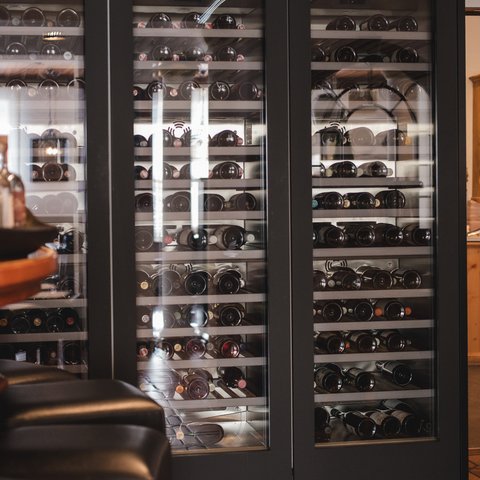 Gasthof & Restaurant in Parsberg mit regionaler Küche Weinkühlschrank mit vielen Flaschen in einem Restaurant