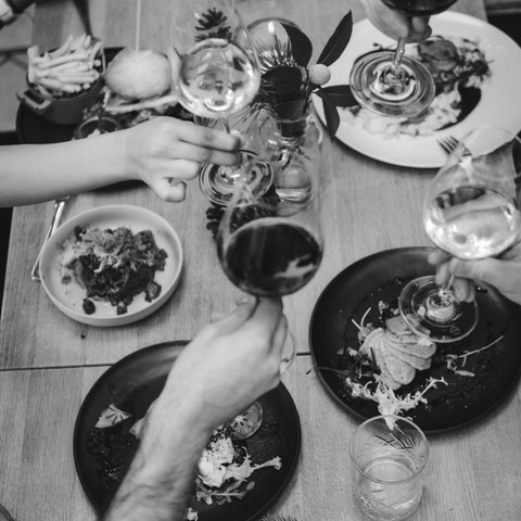 Gasthof & Restaurant in Parsberg mit regionaler Küche Menschen stoßen mit Wein an bei einem gedeckten Tisch mit Essen