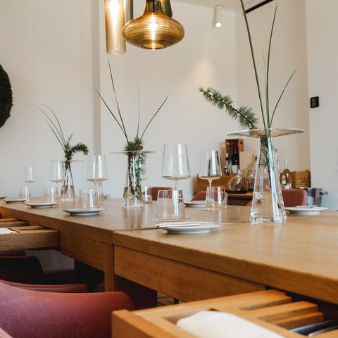 Restaurant in Parsberg: Enjoy gourmet Elegant dining table set with glasses and minimalist floral decorations