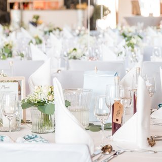 Restaurant in Parsberg: Enjoy gourmet Elegant wedding table with white napkins and floral decorations