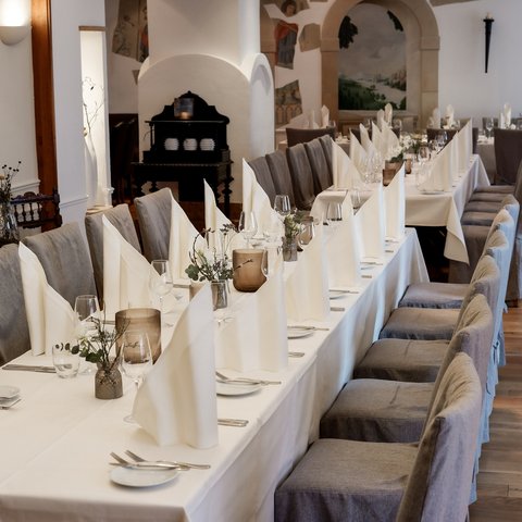 Gasthof & Restaurant in Parsberg mit regionaler Küche Eleganter langer Tisch in stilvollem, hellem Restaurant mit gedeckten Plätzen