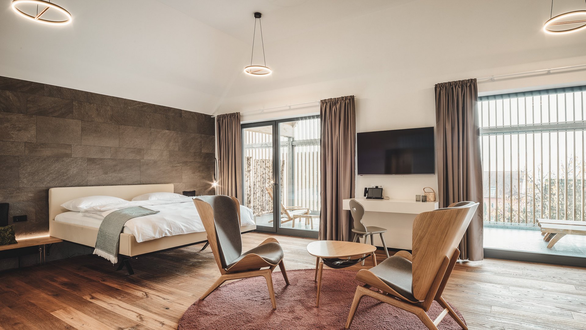 Home Modernes Schlafzimmer mit Sitzbereich, Doppelbett und Zugang zum Balkon