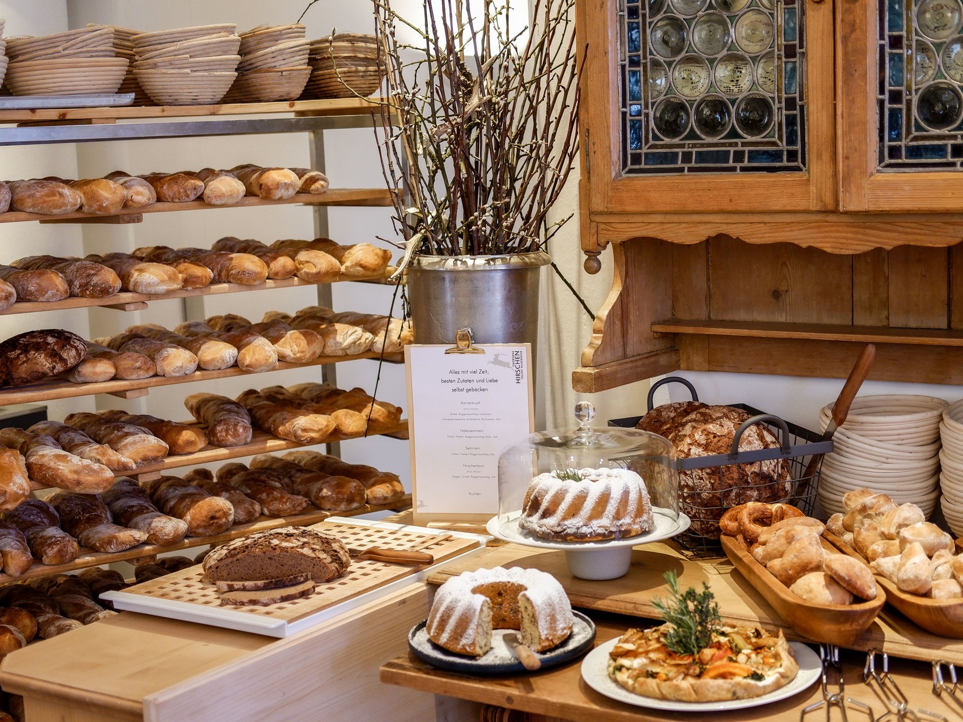 Gasthof & Restaurant in Parsberg mit regionaler Küche Verschiedene Brotsorten und Kuchen in einer gemütlichen Bäckerei