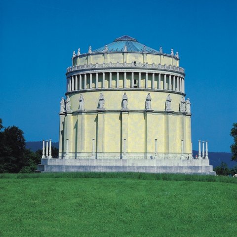 Hotels in Regensburg and its surroundings: culturally rich! Round building with columns and statues on green lawn under clear blue sky
