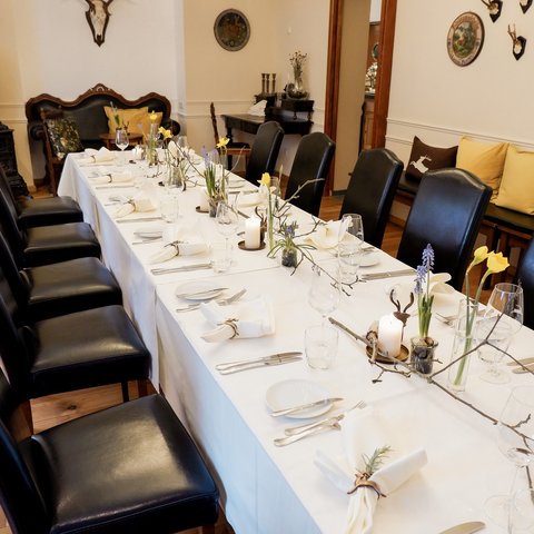 Gasthof & Restaurant in Parsberg mit regionaler Küche Eleganter, gedeckter Esstisch mit schwarzen Stühlen und Frühlingsdekoration