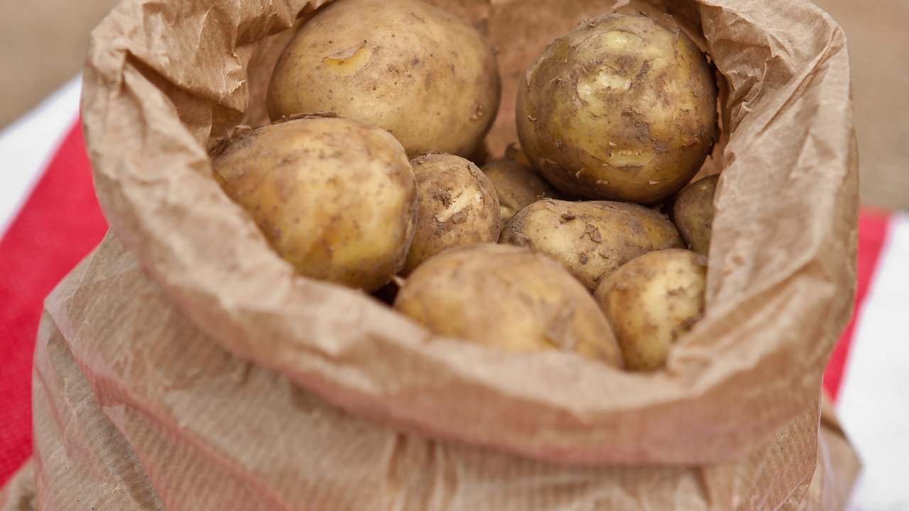 Potato noodles: Schopperl Potatoes in a brown paper bag on red and white fabric