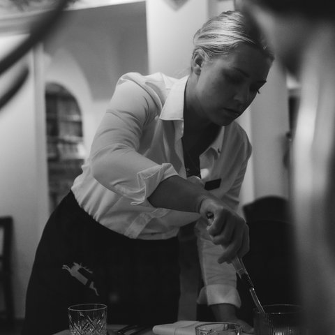 Gasthof & Restaurant in Parsberg mit regionaler Küche Kellnerin zündet Kerze in einem Restaurant an