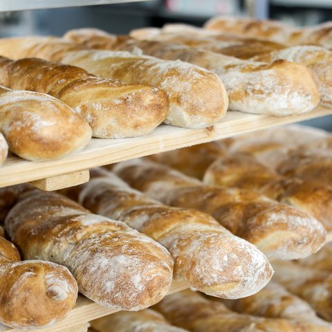 Gasthof & Restaurant in Parsberg mit regionaler Küche Frisch gebackene Baguettes auf Holzregalen in einer Bäckerei