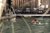 Wellnesshotel Parsberg – Romantik Hotel Hirschen Person schwimmt in einem Pool vor einer Terrasse mit Liegestühlen