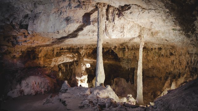 Home Beleuchtete Tropfsteinhöhle mit Stalagmiten und Stalaktiten
