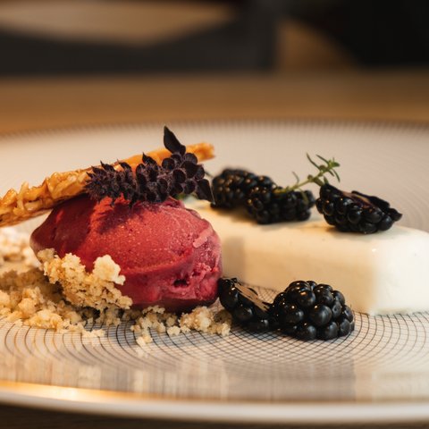 Restaurant in Parsberg: Enjoy gourmet Dessert with berry sorbet, white cream, blackberries, and crunchy topping