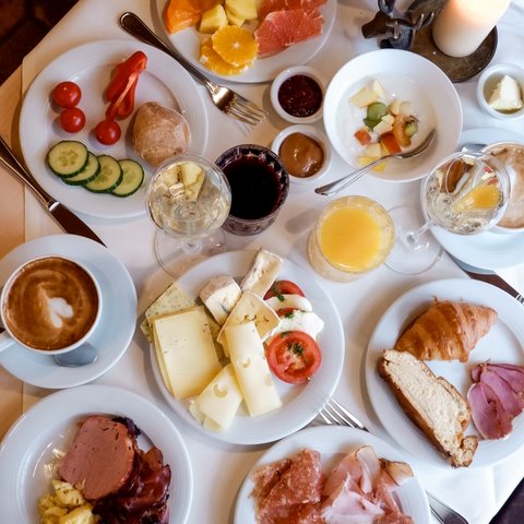 Gasthof & Restaurant in Parsberg mit regionaler Küche Verschiedene Frühstücksteller mit Obst, Käse, Aufschnitt, Gebäck und Getränken auf einem Tisch