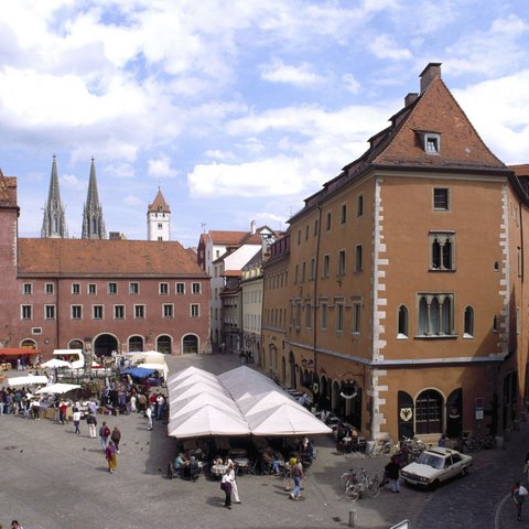 Hotels in Regensburg and its surroundings: culturally rich! Marketplace with historic buildings and market stalls in Regensburg